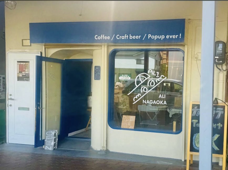 ALI NAGAOKAの外観。青い庇にCoffee / Craft beer / Popup ever!の文字